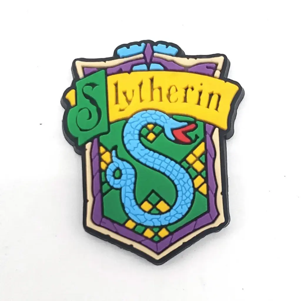 Pin Jibbitz para Crocs Escudo Slytherin - Harry Potter